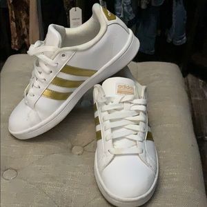 Neo Adidas striped sneakers gently used size 6